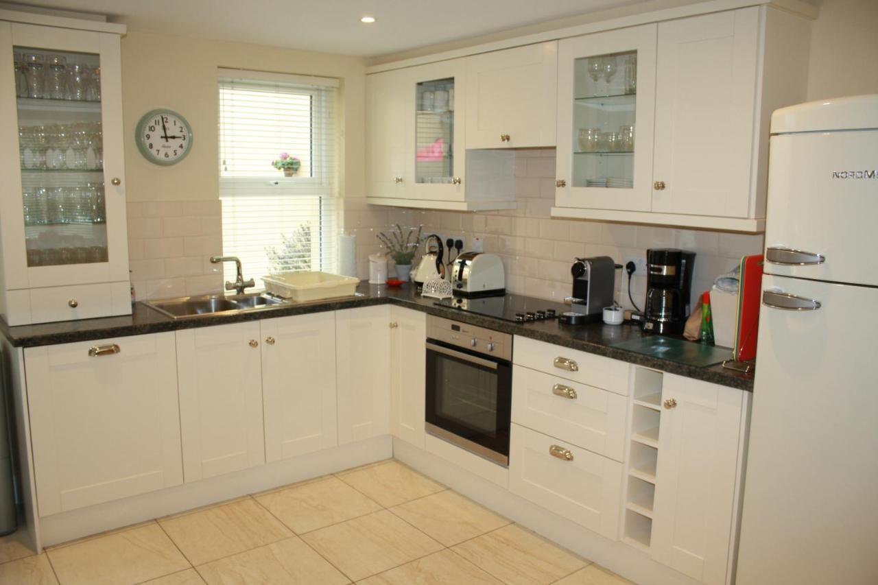 Luxury Townhouse -Free Private Parking- 2 Bedrooms Both En-Suite -Sleeps 5 - Fully Equipped Kitchen, Dining Room- Living Room With Tv Dvd Outside Courtyard With Seating - Fast Wi-Fi- 2-Minute Walk To Town Centre Killarney Exterior photo